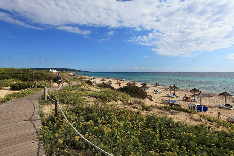 Spiaggia di Migjorn: Un'oasi di pace e bellezza a Formentera
