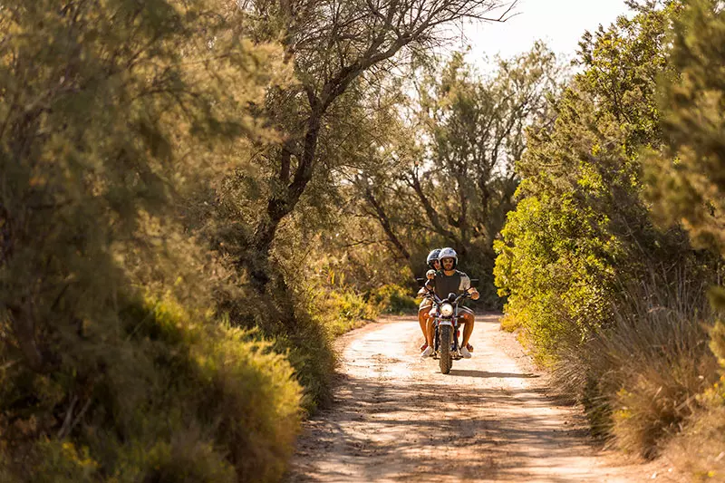 10 razones para elegir una moto en lugar de una bicicleta en Formentera